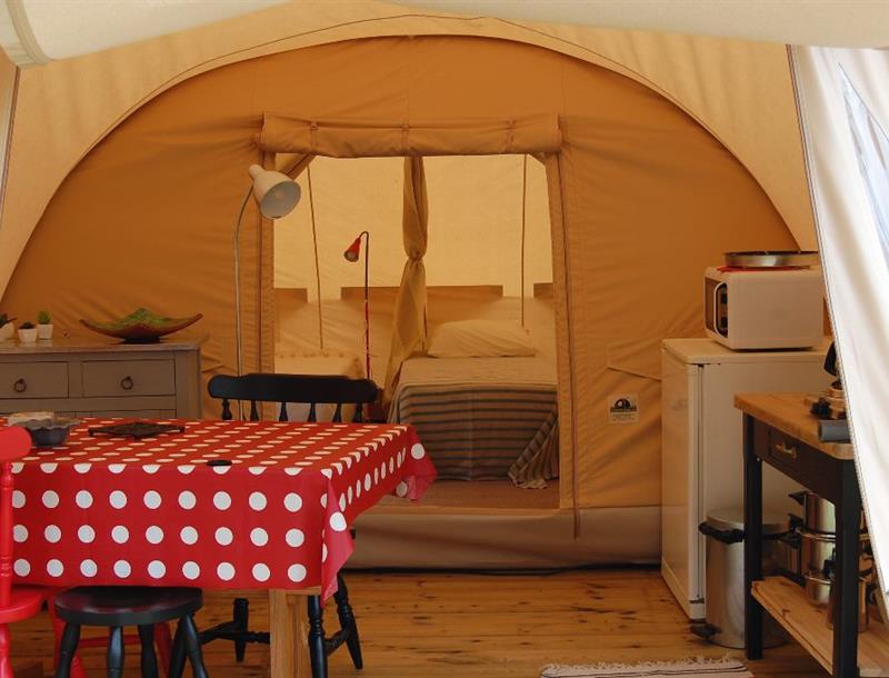 Location de tente 4 personnes au Camping Château de Bouafles, camping 4 étoiles, location emplacement camping caravaning, mobil home, vente mobil home neufs et occasion proche de Rouen, camping bord de Seine dans l'Eure en Haute Normandie